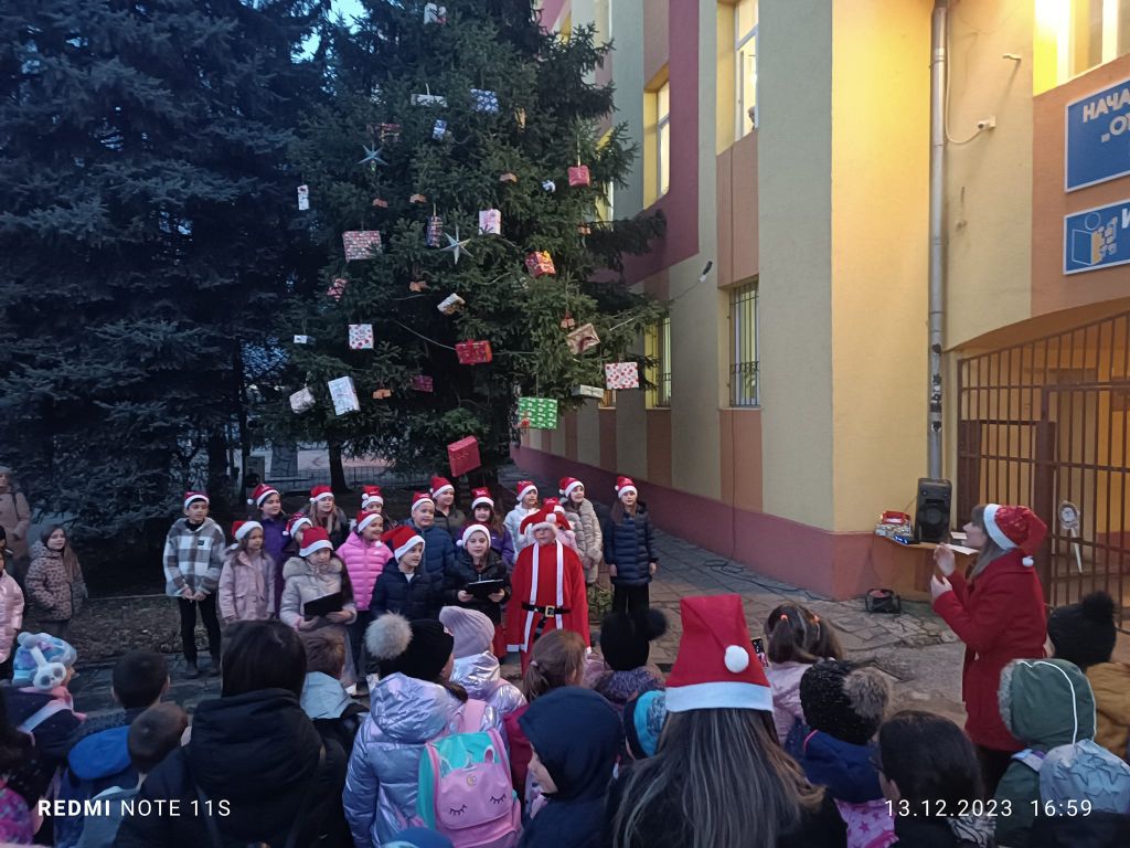 Запалване на коледната елха 1